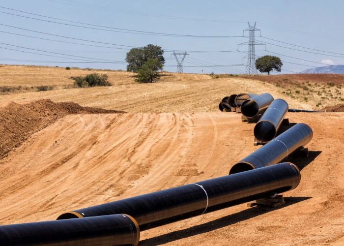 Doğalgaz boru hattı güzergahı boyunca dizilmiş borular